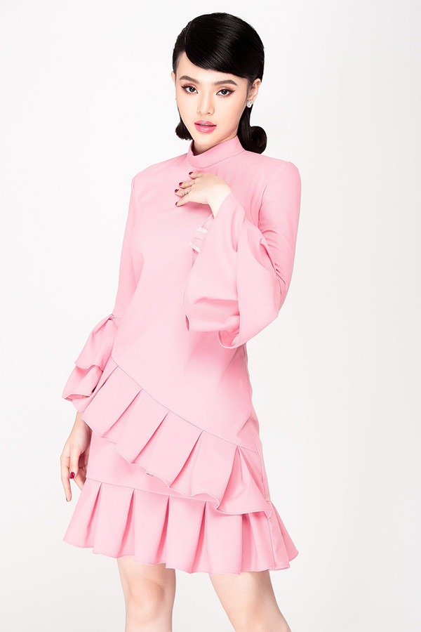  Nhờ sự ủng hộ của bạn bè, bộ sưu tập ứng dụng dành cho mùa Tết của Phương Trang đã bán sạch trong vòng '1 nốt nhạc'. Đó cũng chính là động lực giúp cô hăng hái hơn trong việc mang tới các mẫu thiết kế mới.