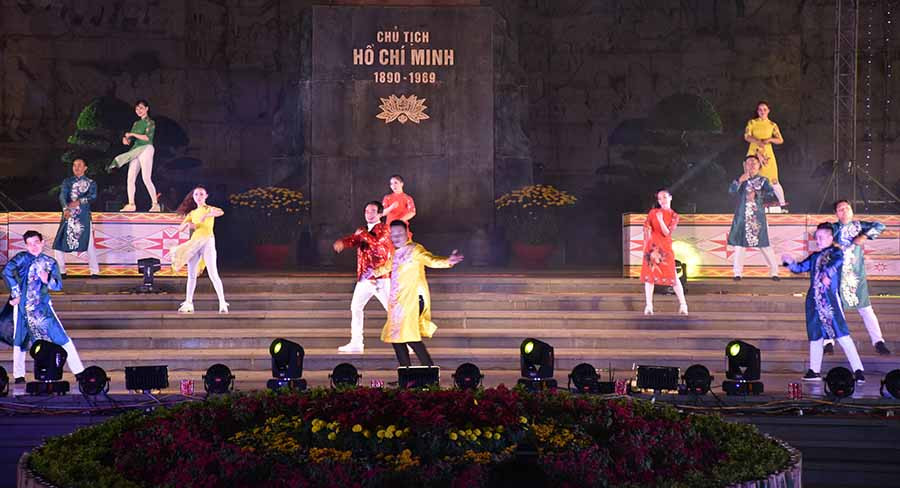 Bài hát Vị quê nhà sôi động. Ảnh: Nguyễn Tú