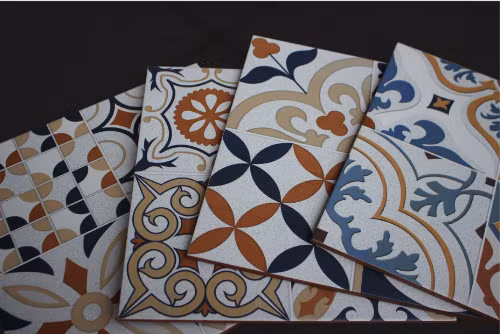  Họa tiết trên từng phần viên gạch thiết kế đối xứng cùng việc phối các màu sắc một cách sống động, bắt mắt như: màu xanh lam, vàng, cam, nâu đất... Gia chủ có thể dùng gạch để ốp hay lát để làm đẹp các không gian sống của gia đình.