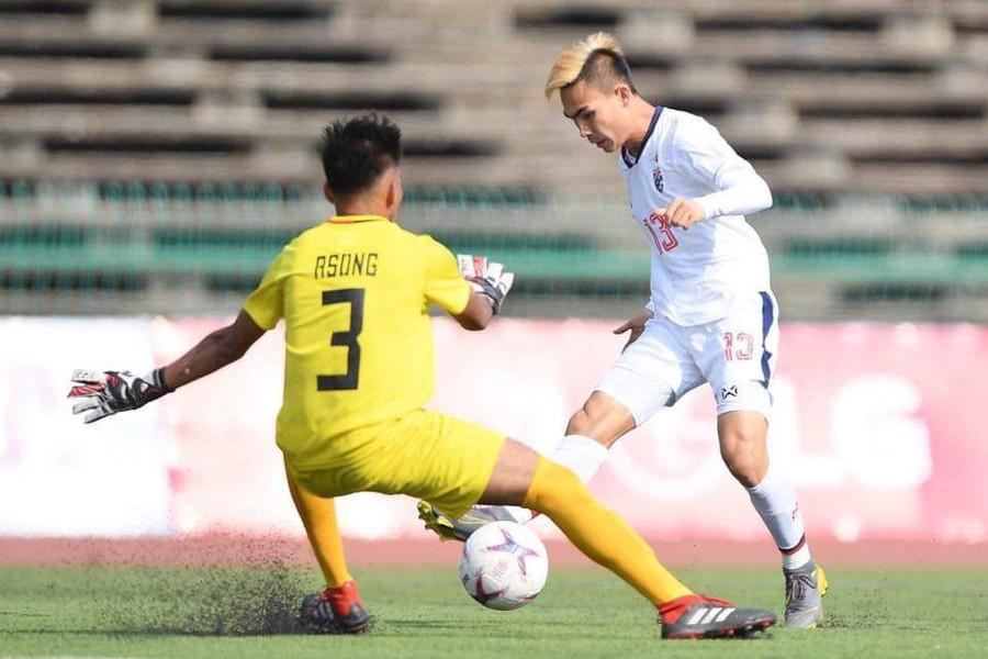 Jaroensak Wonggorn là điểm nhấn nơi hàng tiền vệ U22 Thái Lan Jaroensak Wonggorn là điểm nhấn nơi hàng tiền vệ U22 Thái Lan