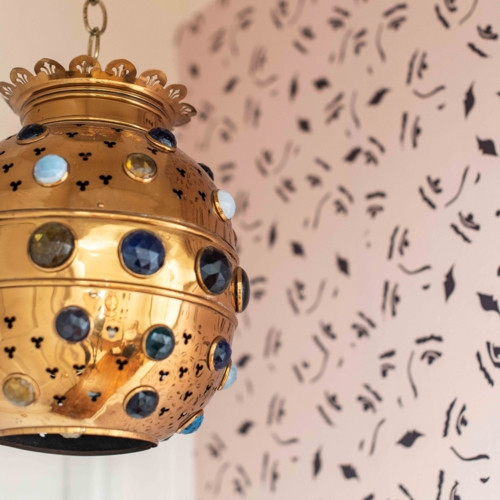 Đèn trang trí được sơn màu vàng đồng cùng hình dáng bắt mắt. Đèn trang trí được sơn màu vàng đồng cùng hình dáng bắt mắt.