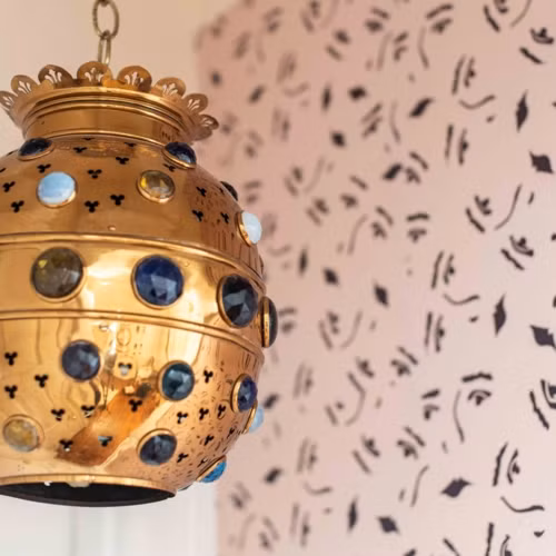 Đèn trang trí được sơn màu vàng đồng cùng hình dáng bắt mắt.