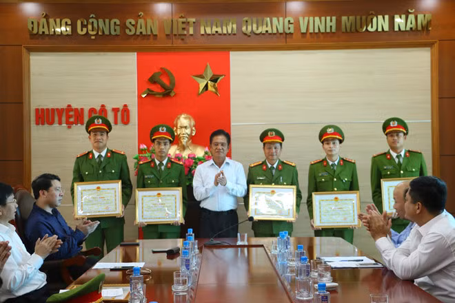 Ông Mai Tuấn Phượng - Phó Bí thư thường trực Huyện ủy tặng giấy khen cho các cá nhân có thành tích trong công tác phá án. Ảnh: Thu Báu.