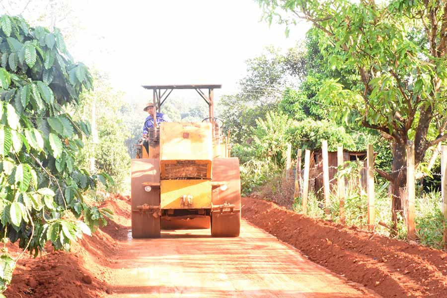 Những con đường thoáng rộng, sạch đẹp do người dân xã Ia Boòng đóng góp ngày công và hiến đất để xây dựng. Ảnh: L.N  Những con đường thoáng rộng, sạch đẹp do người dân xã Ia Boòng đóng góp ngày công và hiến đất để xây dựng. Ảnh: L.N