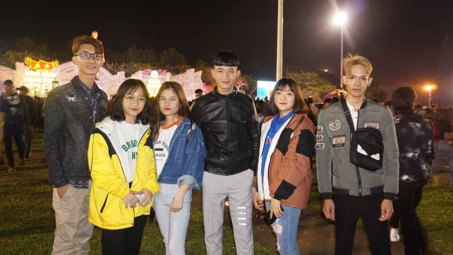  Em Nguyễn Thị Hồng Uyên-thứ 3 từ trái sang (xã Gào, TP. Pleiku). Ảnh: Chí Hào