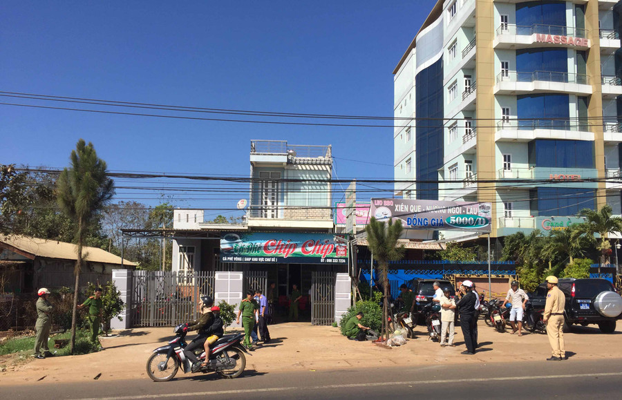  Cơ quan Công an đang tiến hành khám nghiệm hiện trường. Ảnh: Văn Ngọc