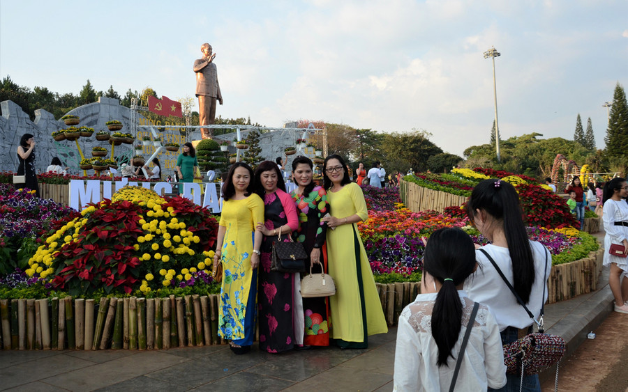 Chị em phụ nữ rạng rỡ trong tà áo dài khi đi du xuân. Ảnh: P.V