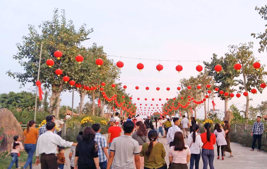 Sắc màu rực rỡ của đèn, hoa cùng với không gian thanh tịnh chốn linh thiêng làm cho lòng người nhẹ nhàng hơn. Ảnh: Hà Phương