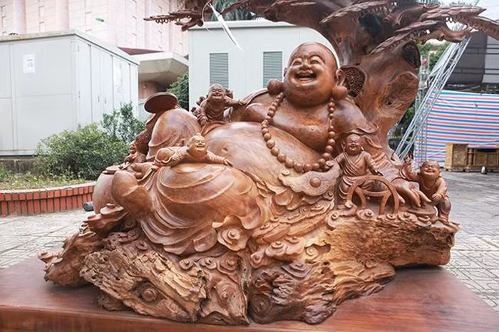 Để hoàn thành tác phẩm, 5 thợ lành nghề làm trong vòng 4 tháng. Để hoàn thành tác phẩm, 5 thợ lành nghề làm trong vòng 4 tháng.