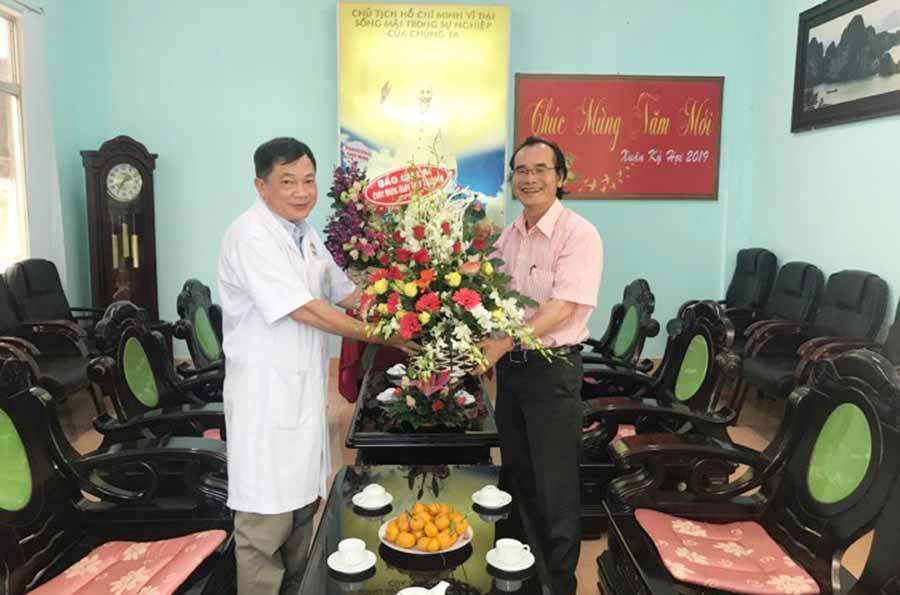 Lãnh đạo Báo Gia Lai thăm Bệnh viện Đa khoa tỉnh. Ảnh: Lê Anh