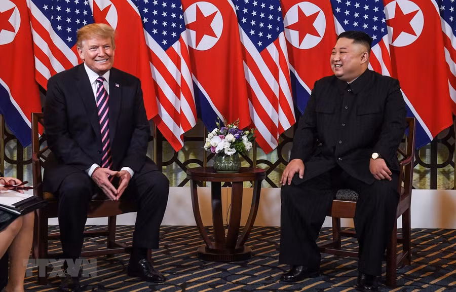 Tổng thống Mỹ Donald Trump (trái) và Chủ tịch Triều Tiên Kim Jong-un trong cuộc gặp đầu tiên tại Hội nghị thượng đỉnh Mỹ-Triều lần thứ hai tại Hà Nội ngày 27/2/2019. (Ảnh: AFP/TTXVN) Tổng thống Mỹ Donald Trump (trái) và Chủ tịch Triều Tiên Kim Jong-un trong cuộc gặp đầu tiên tại Hội nghị thượng đỉnh Mỹ-Triều lần thứ hai tại Hà Nội ngày 27/2/2019. (Ảnh: AFP/TTXVN)