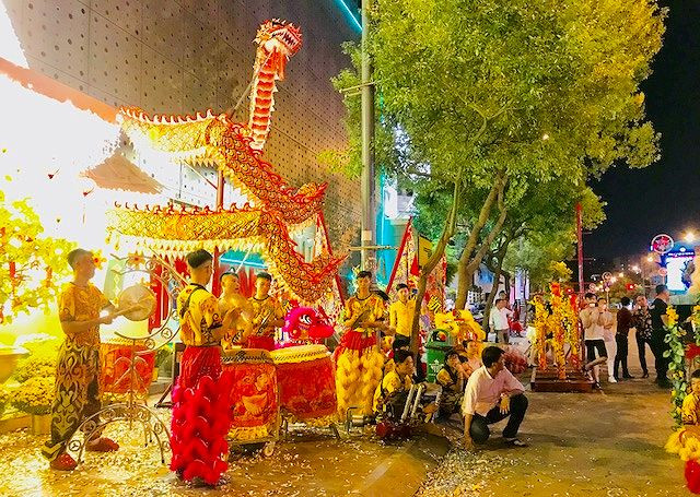 Nghệ thuật này ra đời từ cách đây hơn 1.500 năm và chân của những người Hoa lập nghiệp trên vùng đất mới trong đó có Việt Nam.