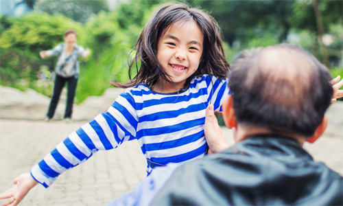  Trẻ cần sự đồng hành của cha mẹ hơn bất cứ điều gì khác. Ảnh: Aifs.