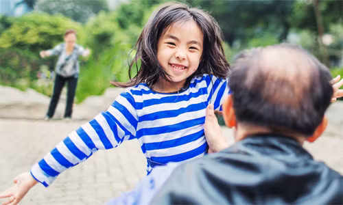 Trẻ cần sự đồng hành của cha mẹ hơn bất cứ điều gì khác. Ảnh: Aifs. Trẻ cần sự đồng hành của cha mẹ hơn bất cứ điều gì khác. Ảnh: Aifs.