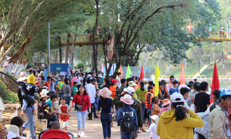 Công viên Diên Hồng cũng thu hút đông đảo du khách đến thăm quan. Ảnh: Hoành Sơn