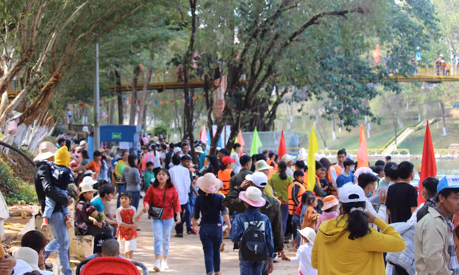 Công viên Diên Hồng cũng thu hút đông đảo du khách đến thăm quan. Ảnh: Hoành Sơn
