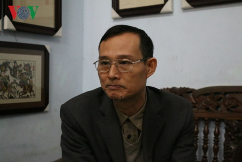 Nghệ nhân Nguyễn Hữu Quả nuối tiếc khi nghề tranh bị mai một. 