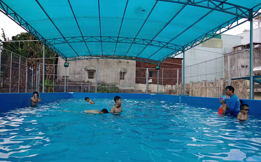  Buổi dạy bơi tại hồ bơi thông minh ở Trường Tiểu học Lê Quý Đôn. Ảnh: Đ.P