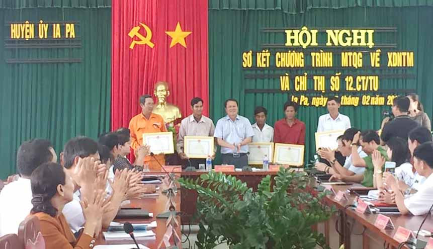 Chủ tịch UBND huyện Ia Pa Nguyễn Thế Hùng trao giấy khen cho các cá nhân có thành tích xuất sắc trong phong trào xây dựng nông thôn mới năm 2018. Ảnh: Hoàng Hiền