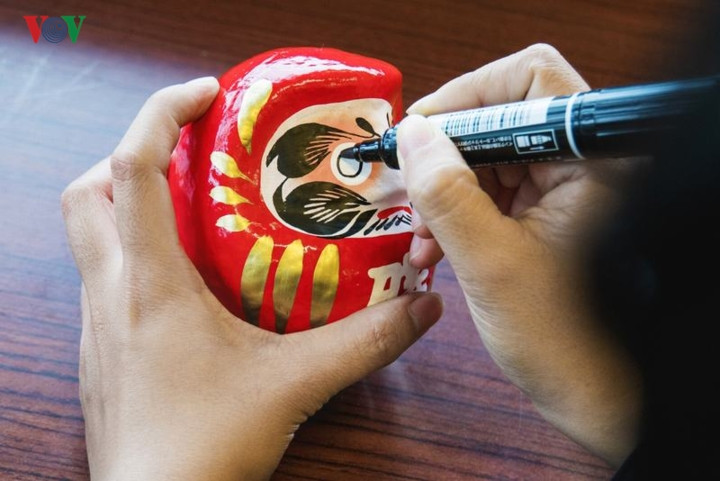 Điều đặc biệt nhất của Daruma chính là không có mắt. Khi muốn cầu xin điều gì, người Nhật sẽ tự tay vẽ mắt trái và lời ước nguyện sau lưng của Daruma rồi cầu xin tại chùa.