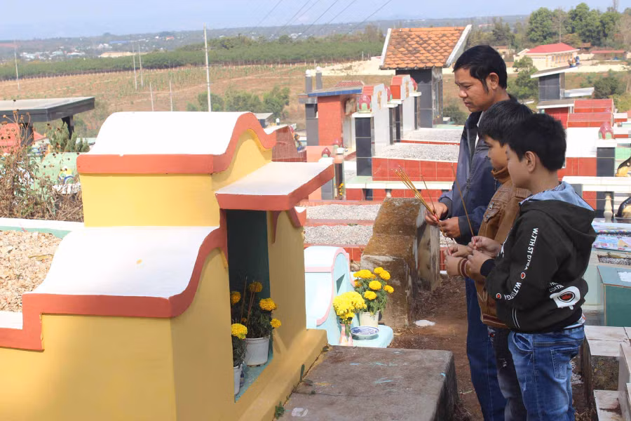 Người dân đi viếng mộ người thân tại nghĩa trang TP. Pleiku. Ảnh: Ngọc Thu.