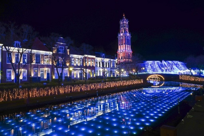 Công viên chủ đề Huis Ten Bosch về đêm được thắp sáng với nhạc rộn ràng đem đến không khí lễ hội quanh năm cho du khách.