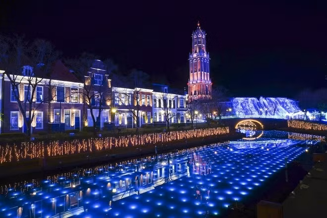 Công viên chủ đề Huis Ten Bosch về đêm được thắp sáng với nhạc rộn ràng đem đến không khí lễ hội quanh năm cho du khách.