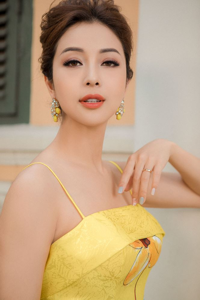 Nhan sắc 'gái ba con' vô cùng trẻ trung và xinh đẹp, lúc nào cũng khiến cho khán giả phải xuýt xoa. Nhan sắc 'gái ba con' vô cùng trẻ trung và xinh đẹp, lúc nào cũng khiến cho khán giả phải xuýt xoa.