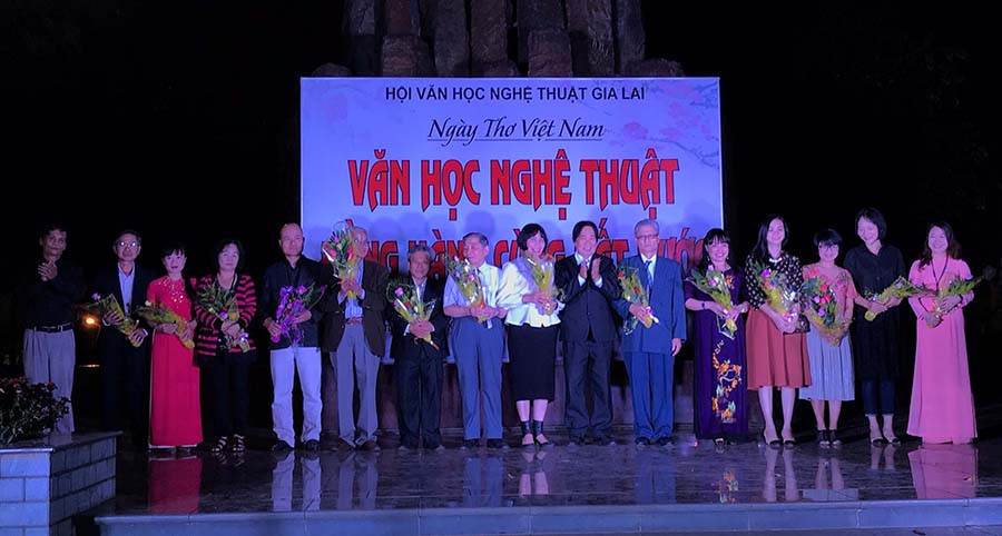  Ban tổ chức chương trình tặng hoa cho các tác giả tham gia Đêm thơ Nguyên tiêu 2018. Ảnh: P.L