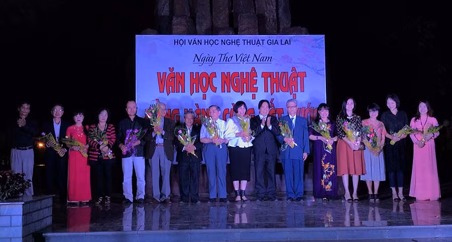  Ban tổ chức chương trình tặng hoa cho các tác giả tham gia Đêm thơ Nguyên tiêu 2018. Ảnh: P.L