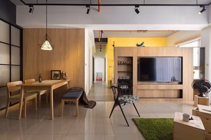 Bàn ăn gỗ mang lại bữa cơm ấm cúng.