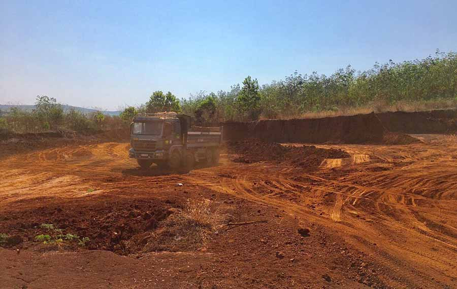  Hiện trường vụ khai thác đất trái phép. Ảnh: Văn Ngọc