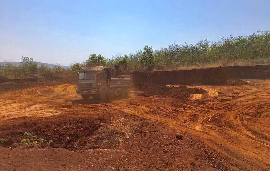  Hiện trường vụ khai thác đất trái phép. Ảnh: Văn Ngọc