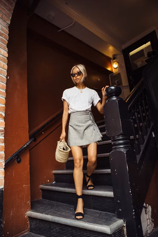  Phép cộng giữa các kiểu cáo cotton, chân váy chữ A dáng ngắn, sandal quai mảnh, túi mây tre đan sẽ giúp bạn gái có được phong cách đẹp và đúng chất xuân hè. 