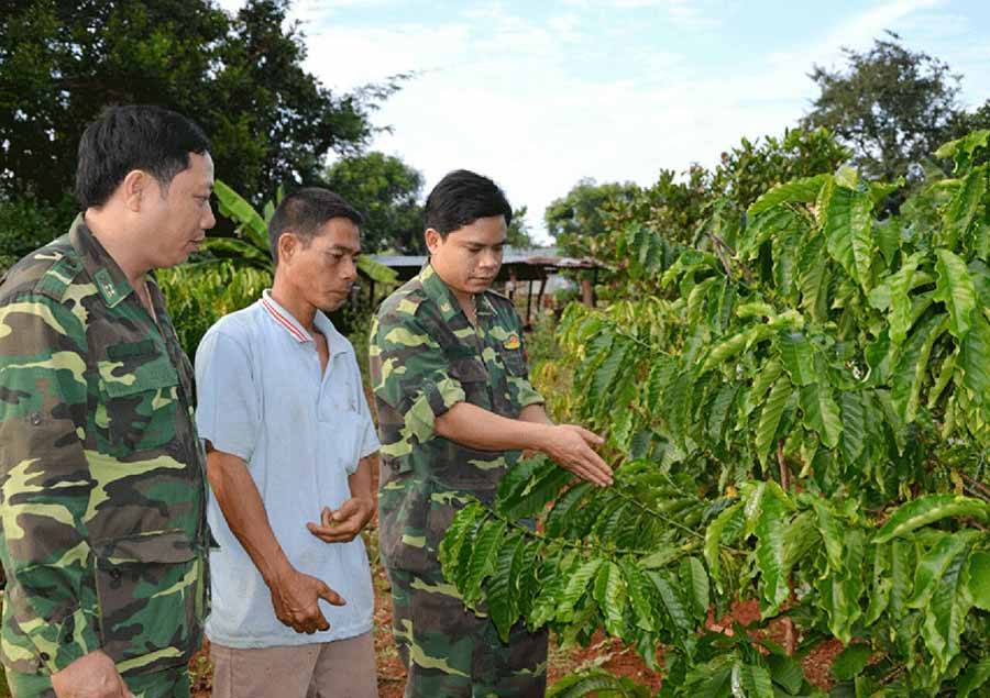  Phát huy truyền thống đơn vị anh hùng, cán bộ chiến sĩ Đồn Biên phòng Quốc tế Cửa khẩu Lệ Thanh tích cực giúp dân phát triển kinh tế. Ảnh: V.H