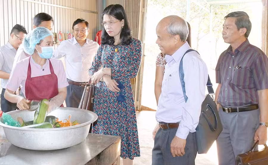 Giám sát bếp ăn bán trú tại Trường Tiểu học Nguyễn Văn Trỗi. Ảnh: N.S