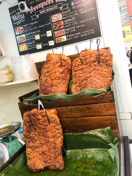  Bạn đừng quên thử món thịt heo quay nhé