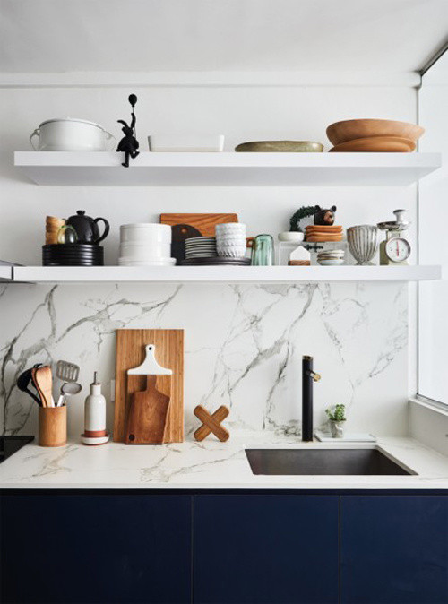 Jeremy sử dụng đá cẩm thạch trong căn bếp thay vì đá thạch anh như tư vấn của kiến trúc sư bởi anh thích cảm giác sang trọng mà nó đem lại. Trong bếp, chủ nhân lắp đặt nhiều tủ chứa, ngăn kéo và giá, kệ để chứa những bộ sưu tập đồ ăn ngày càng mở rộng về số lượng.  Jeremy sử dụng đá cẩm thạch trong căn bếp thay vì đá thạch anh như tư vấn của kiến trúc sư bởi anh thích cảm giác sang trọng mà nó đem lại. Trong bếp, chủ nhân lắp đặt nhiều tủ chứa, ngăn kéo và giá, kệ để chứa những bộ sưu tập đồ ăn ngày càng mở rộng về số lượng.