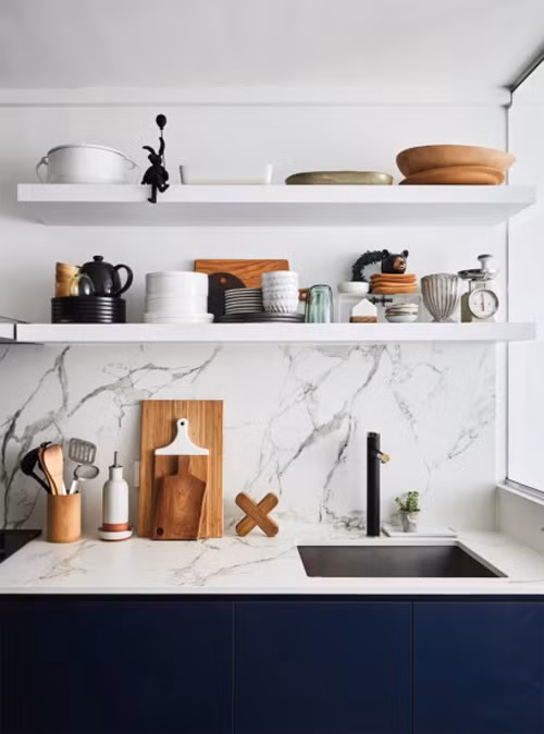  Jeremy sử dụng đá cẩm thạch trong căn bếp thay vì đá thạch anh như tư vấn của kiến trúc sư bởi anh thích cảm giác sang trọng mà nó đem lại. Trong bếp, chủ nhân lắp đặt nhiều tủ chứa, ngăn kéo và giá, kệ để chứa những bộ sưu tập đồ ăn ngày càng mở rộng về số lượng.