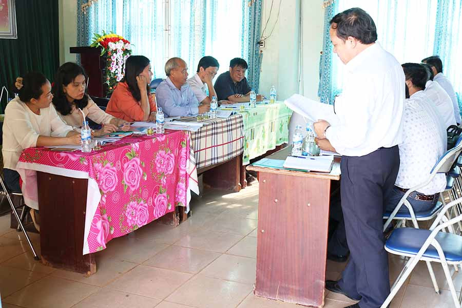 Đoàn giám sát làm việc tại Trường THSC Nguyễn Trãi. Ảnh: Ngọc Sang