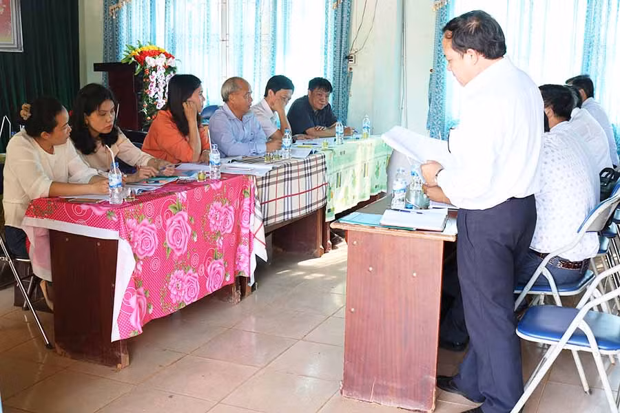 Đoàn giám sát làm việc tại Trường THSC Nguyễn Trãi. Ảnh: Ngọc Sang