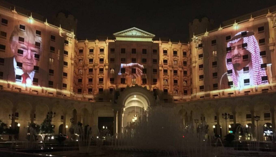 Từ 10 đến 12/5/2017, khách sạn Ritz-Carlton ở Riyadh, Arab Saudi đã trải thảm đỏ để đón tiếp Tổng thống Mỹ nhân chuyến công du của ông. Theo đó, để bày tỏ sự long trọng, khách sạn đã chiếu chân dung của Donald Trump cùng Quốc vương Arab Saudi trên màn hình có chiều cao bằng 5 tầng nhà. Ảnh: Hotelier. Từ 10 đến 12/5/2017, khách sạn Ritz-Carlton ở Riyadh, Arab Saudi đã trải thảm đỏ để đón tiếp Tổng thống Mỹ nhân chuyến công du của ông. Theo đó, để bày tỏ sự long trọng, khách sạn đã chiếu chân dung của Donald Trump cùng Quốc vương Arab Saudi trên màn hình có chiều cao bằng 5 tầng nhà. Ảnh: Hotelier.