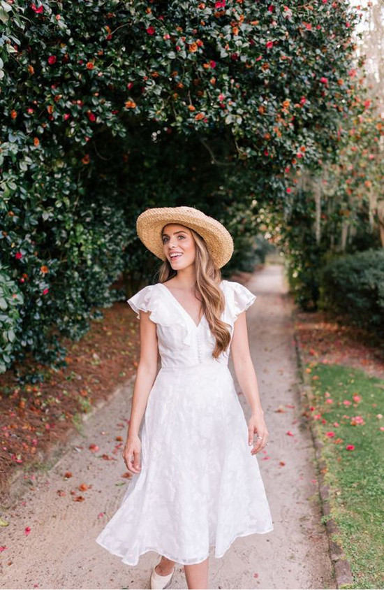 Phối cùng váy trắng nhẹ nhàng, nón cói hay mũ nan đều mang đến sự hoà hợp và tạo nên sự thống nhất cho từng set đồ. Phối cùng váy trắng nhẹ nhàng, nón cói hay mũ nan đều mang đến sự hoà hợp và tạo nên sự thống nhất cho từng set đồ.