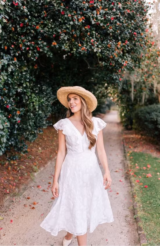  Phối cùng váy trắng nhẹ nhàng, nón cói hay mũ nan đều mang đến sự hoà hợp và tạo nên sự thống nhất cho từng set đồ.