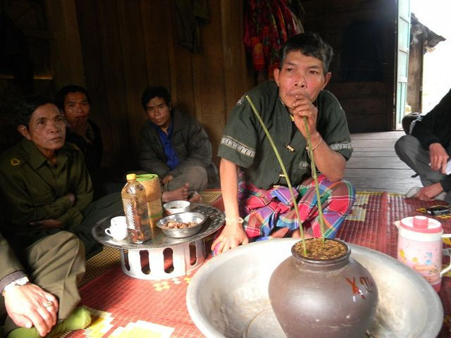 Người Ca Coong nay cũng ăn Tết cổ truyền, cùng uống rượu cần và nghe kể chuyện lịch sử, nguồn cội.