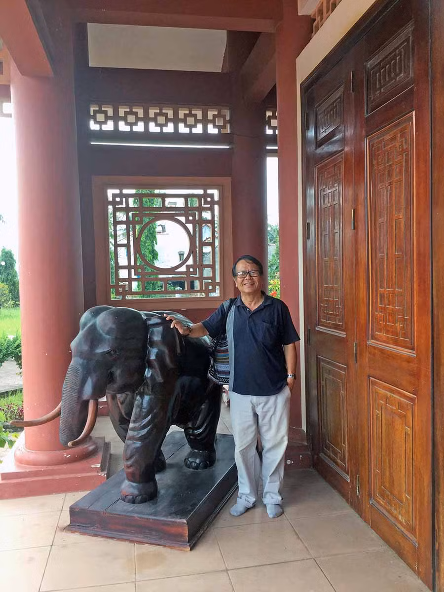  Tác giả chụp ảnh lưu niệm ở Đền thờ Đô đốc Bùi Thị Xuân (huyện Tây Sơn, tỉnh Bình Định). Ảnh: H.L.V