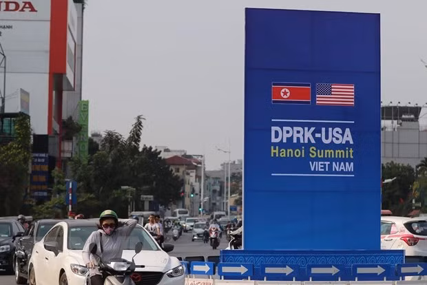 Pano chào mừng Hội nghị thượng đỉnh Mỹ-Triều Tiên trên các tuyến phố Hà Nội. (Ảnh: Trọng Đạt/TTXVN)