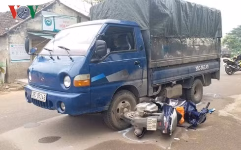 Chiếc xe máy của lực lượng CSGT nằm dưới bánh của xe tải. Chiếc xe máy của lực lượng CSGT nằm dưới bánh của xe tải.