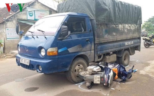 Chiếc xe máy của lực lượng CSGT nằm dưới bánh của xe tải. Chiếc xe máy của lực lượng CSGT nằm dưới bánh của xe tải.