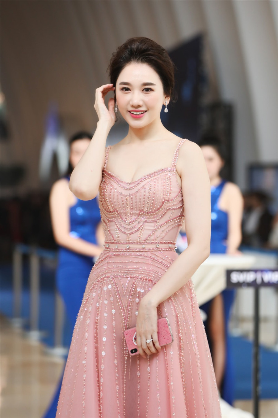  Bà xã Trấn Thành ngày càng chăm diện những bộ đồ gợi cảm, quyến rũ. 